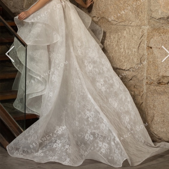 Stylish 2-in-1 Beaded Lace Ball Gown Wedding Dress - Picture 3 of 8